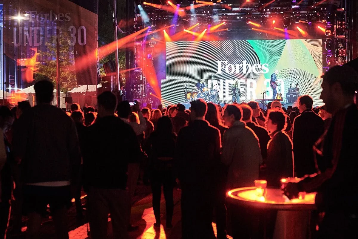 corporate-gala-photographer-nyc-stage-lighting.jpg