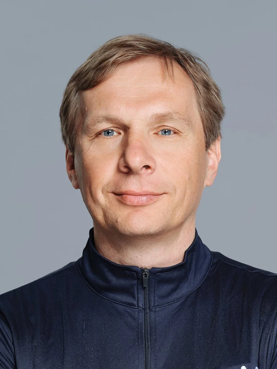 headshots-nyc-man-navy-quarter-zip-gray-background.jpg