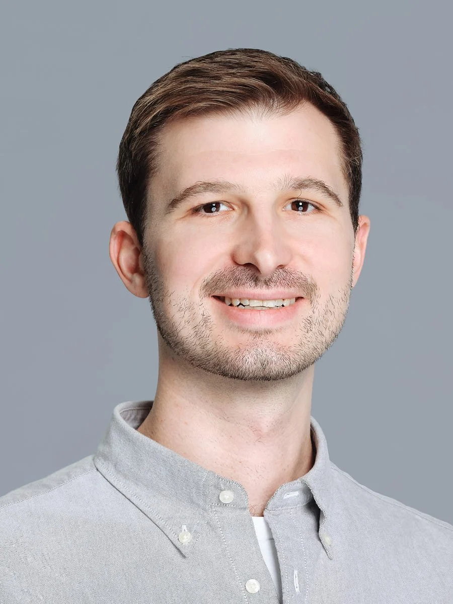 executive-portrait-nyc-man-gray-shirt-light-background.jpg