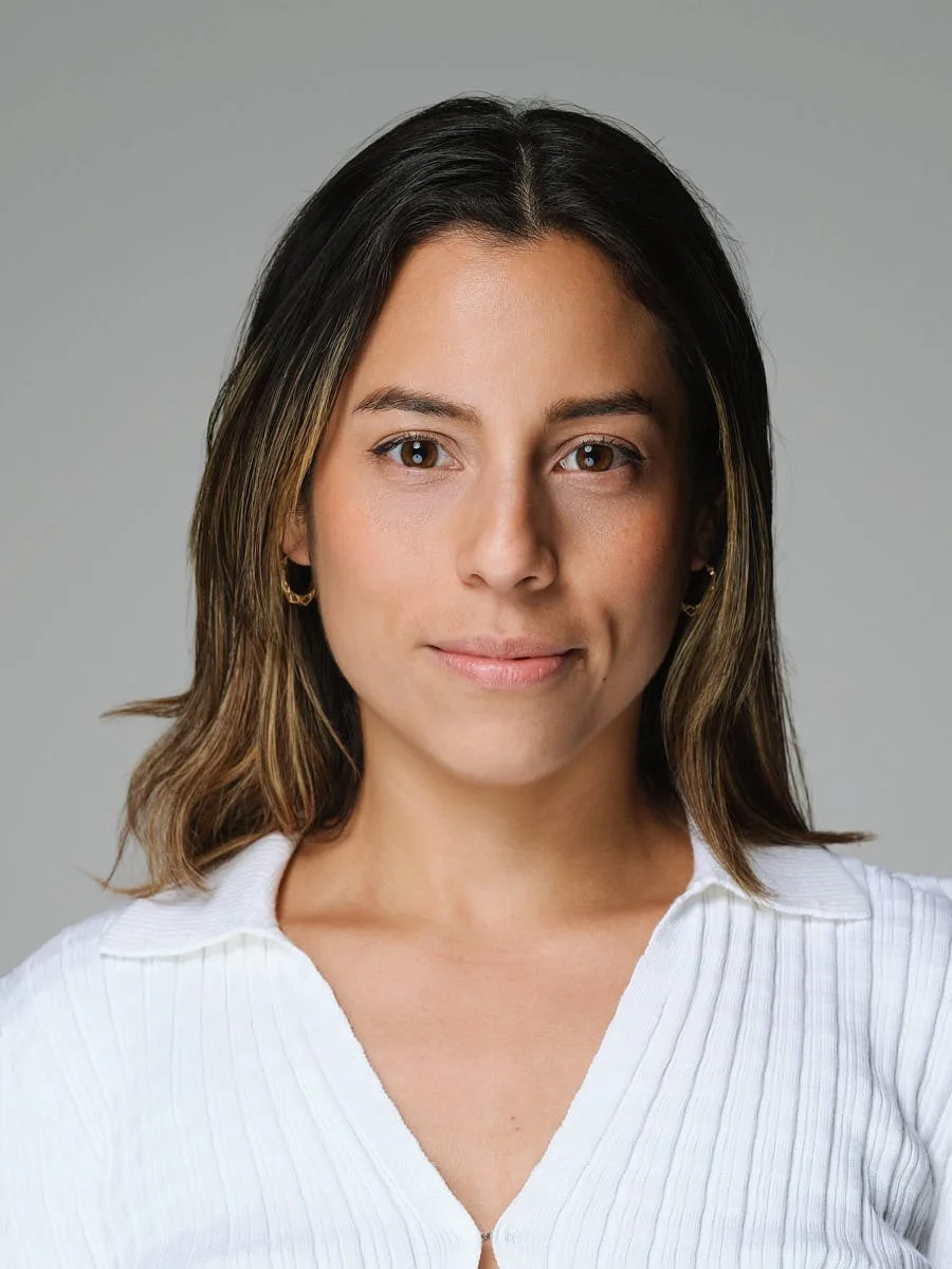 corporate-headshot-nyc-woman-white-blazer-gray-background.jpg