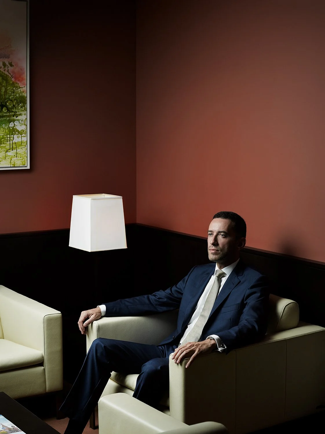 Executive photo in a FiDi office: glass-and-steel setting with refined shaping light. Corporate photography services for leaders in New York.