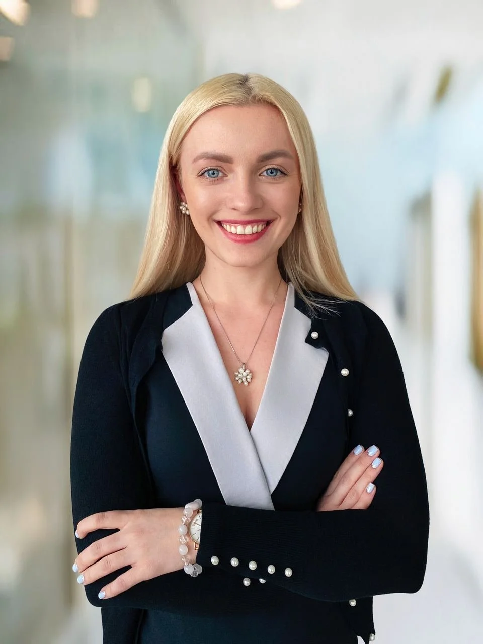 Forbes-style remote headshots from anywhere. Pose & wardrobe guidance, consistent team look, fast delivery.